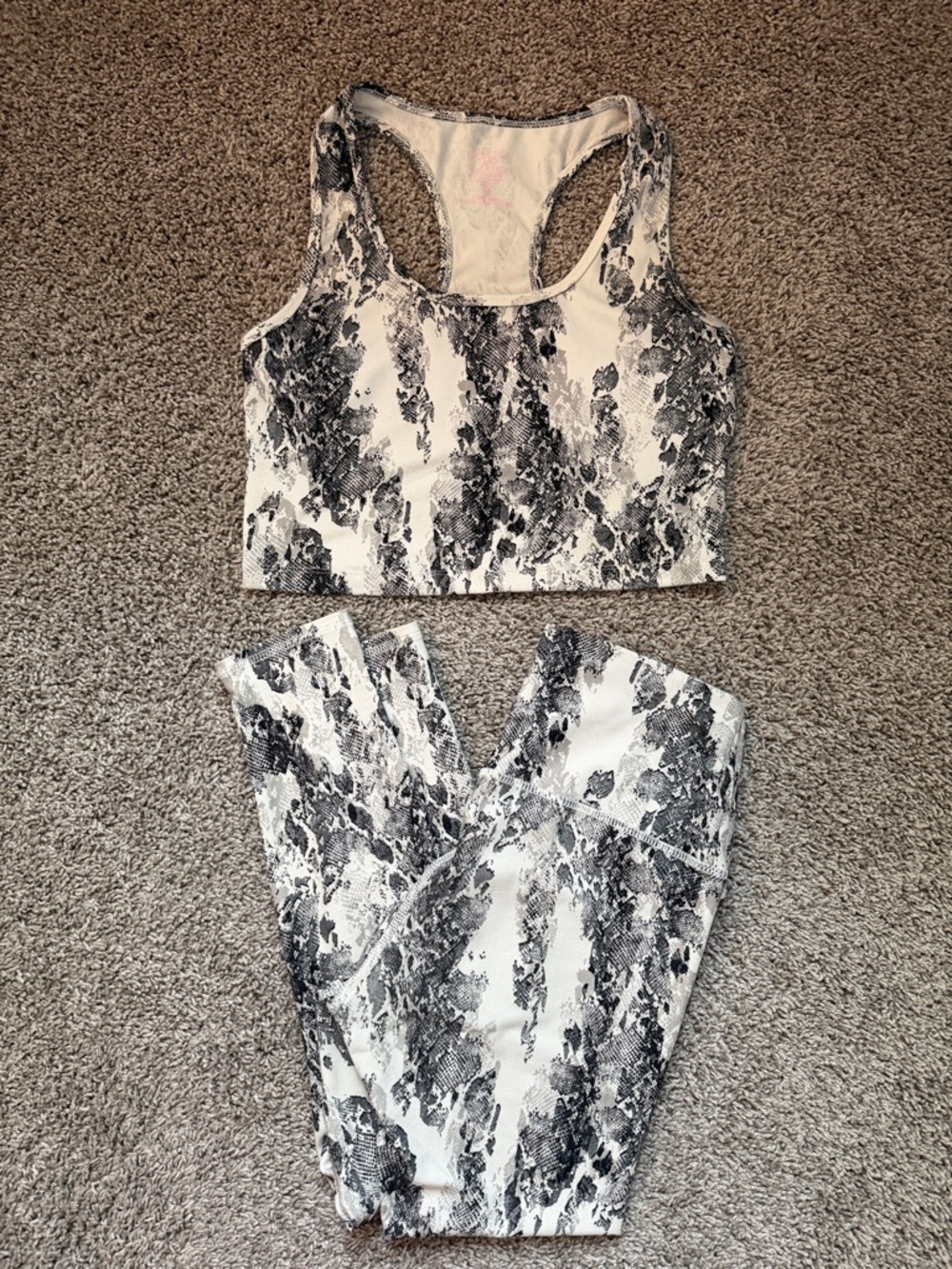 Evolution and Creation Black/White Snake-Print Legging and Crop Tank Set Size M
